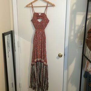 Super cute maxi dress! Side cut-outs. Pretty prints.